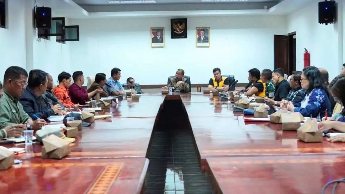 Bupati Karo Antonius Ginting memimpin rapat koordinasi bersama Forkopimda di Kantor Bupati Karo membahas tindak lanjut penghentian pungutan serta penguatan pengelolaan kawasan Wisata Air Panas Semangat Gunung dan Daulu.