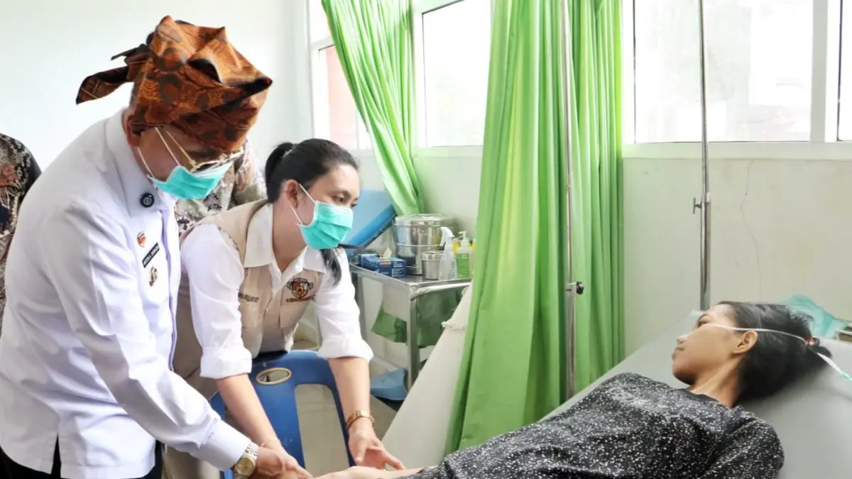 Bupati Simalungun Anton Achmad Saragih berdialog dengan pasien dan keluarga saat meninjau pelayanan kesehatan di Puskesmas Ujung Padang sebelum pasien dirujuk ke RSUD Perdagangan untuk mendapatkan penanganan intensif.