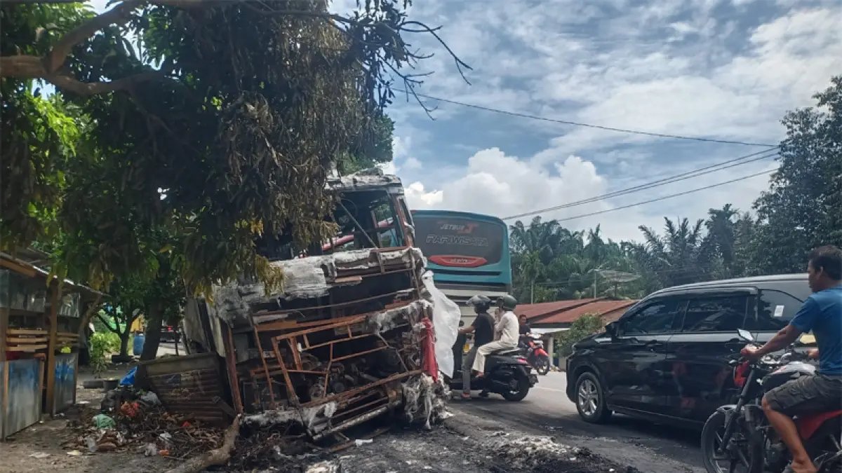 Bus Makmur terbakar hebat di Jalan Lintas Sumatera (Jalinsum), tepatnya di kawasan Sinar Pagi, Desa Siamporik.