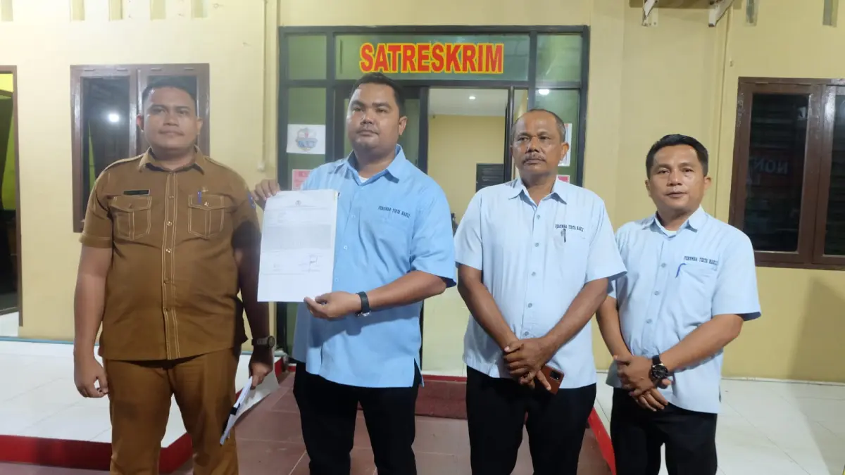 Direktur Perumda Tirta Nauli Sibolga Khairunnas Panggabean didampingi Rio M. Lumban Tobing dari Bagian Hukum Setda Kota Sibolga menunjukkan dokumen kepemilikan lahan usai membuat laporan di Polres Tapanuli Tengah.