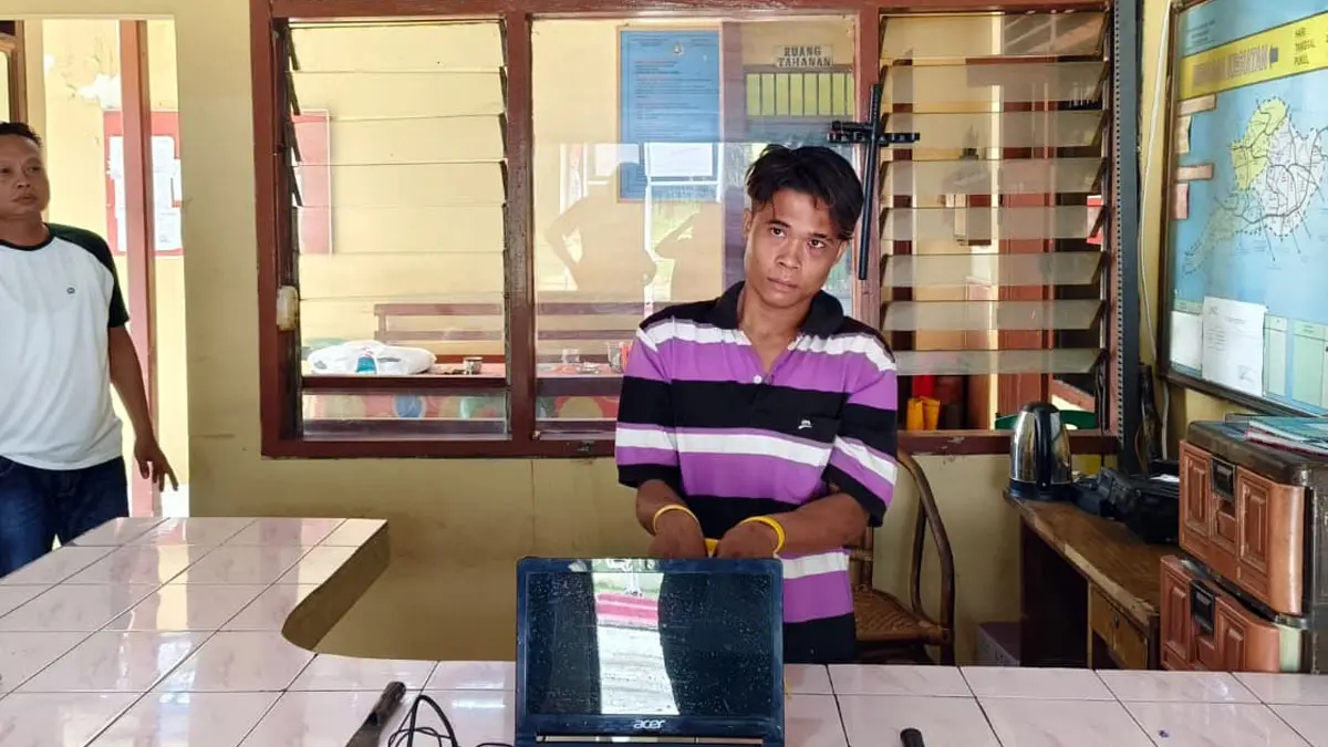 Dua tersangka pembobolan Gedung SDN 095552 di Kabupaten Simalungun diamankan Polsek Gunung Malela. Polisi menyita satu laptop curian yang disembunyikan di kebun ubi serta sejumlah barang bukti lainnya.
