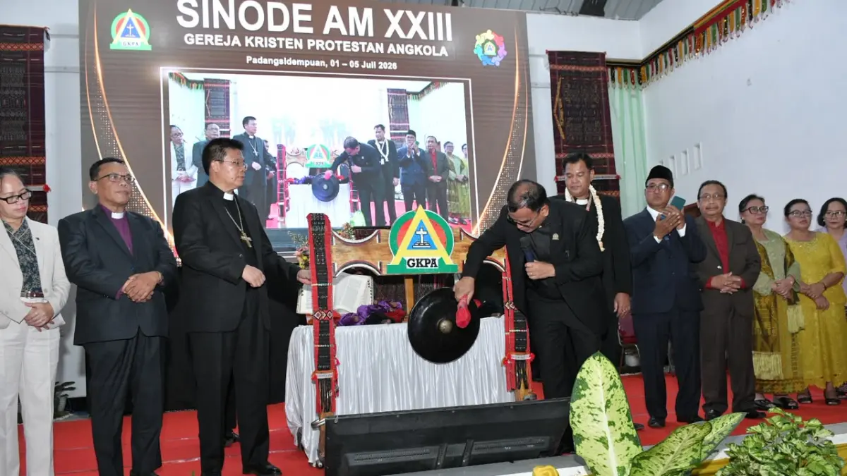 Ephorus GKPA Pdt Ramos memukul gong tanda sinode dibuka, Rabu (1/7/2026) di Sopo Godang GKPA, Kota Padangsidimpuan. (Samman/MetroDaily)