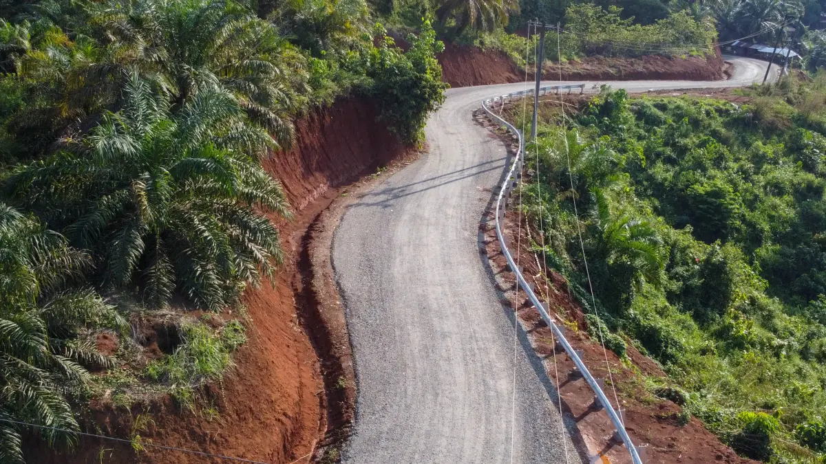 Foto udara ruas Jalan Hutaimbaru–Sipiongot yang sedang ditingkatkan Pemerintah Provinsi Sumatera Utara untuk memperlancar konektivitas dan mendorong pertumbuhan ekonomi masyarakat. (Foto: Diskominfo Sumut/Catur Felana).