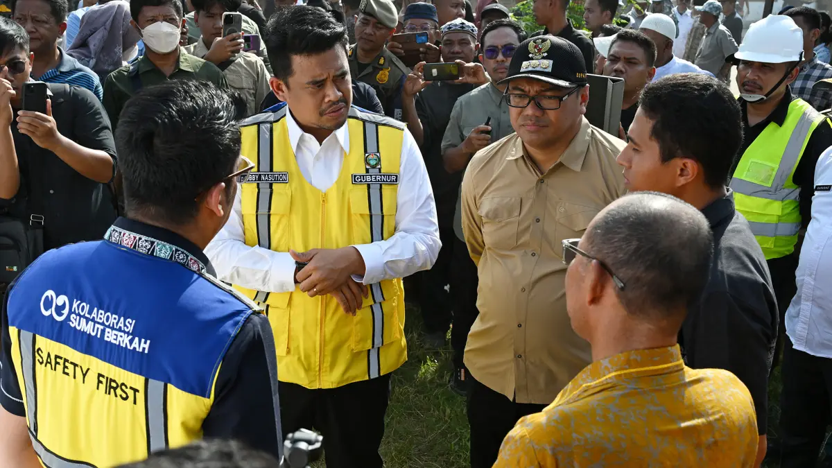 Gubernur Sumatera Utara Bobby Nasution berdialog dengan masyarakat saat meninjau kondisi ruas Jalan Perintis Kemerdekaan di Kecamatan Galang, Kabupaten Deliserdang, Kamis (25/6/2026). 