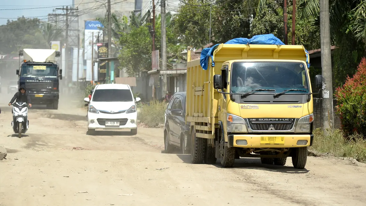 Gubernur Sumatera Utara Bobby Nasution berdialog dengan masyarakat saat meninjau kondisi ruas Jalan Perintis Kemerdekaan di Kecamatan Galang, Kabupaten Deliserdang, Kamis (25/6/2026). 
