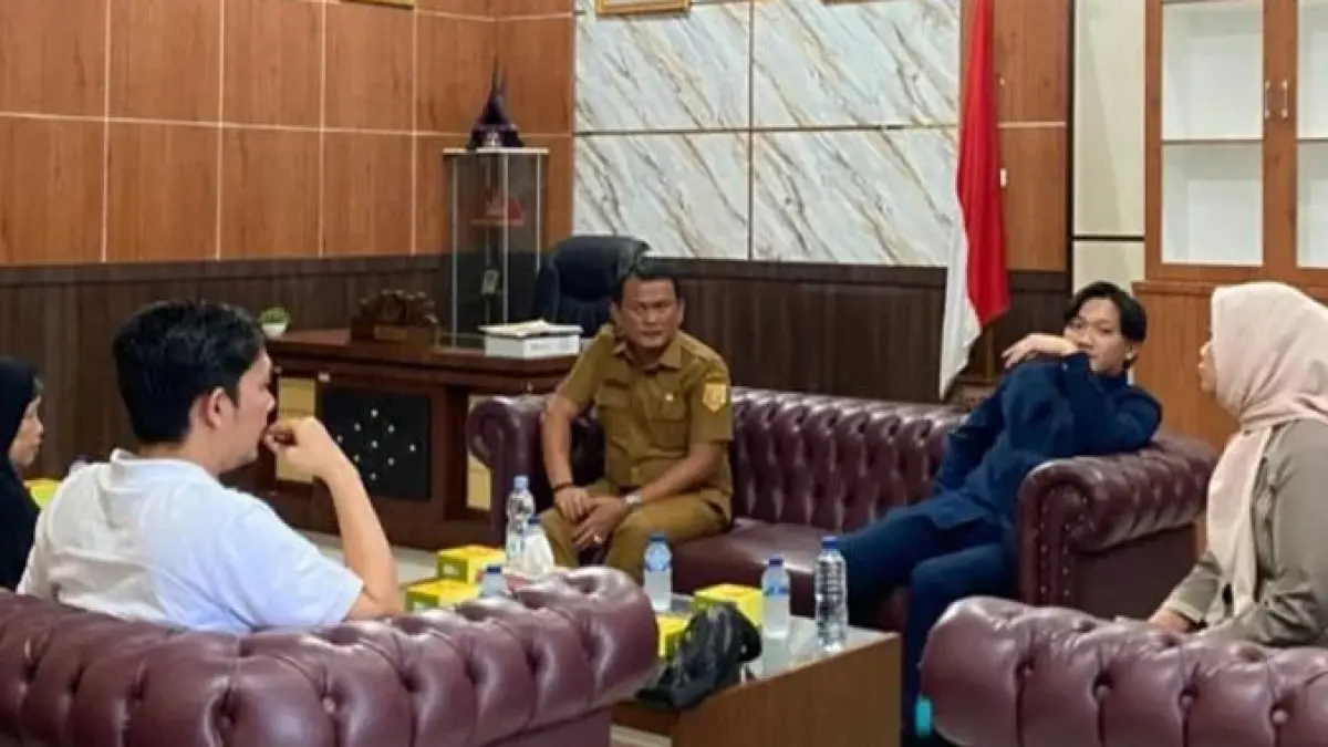 Hj. Nur Kuwa di ruang Ketua DPRD Labusel.
