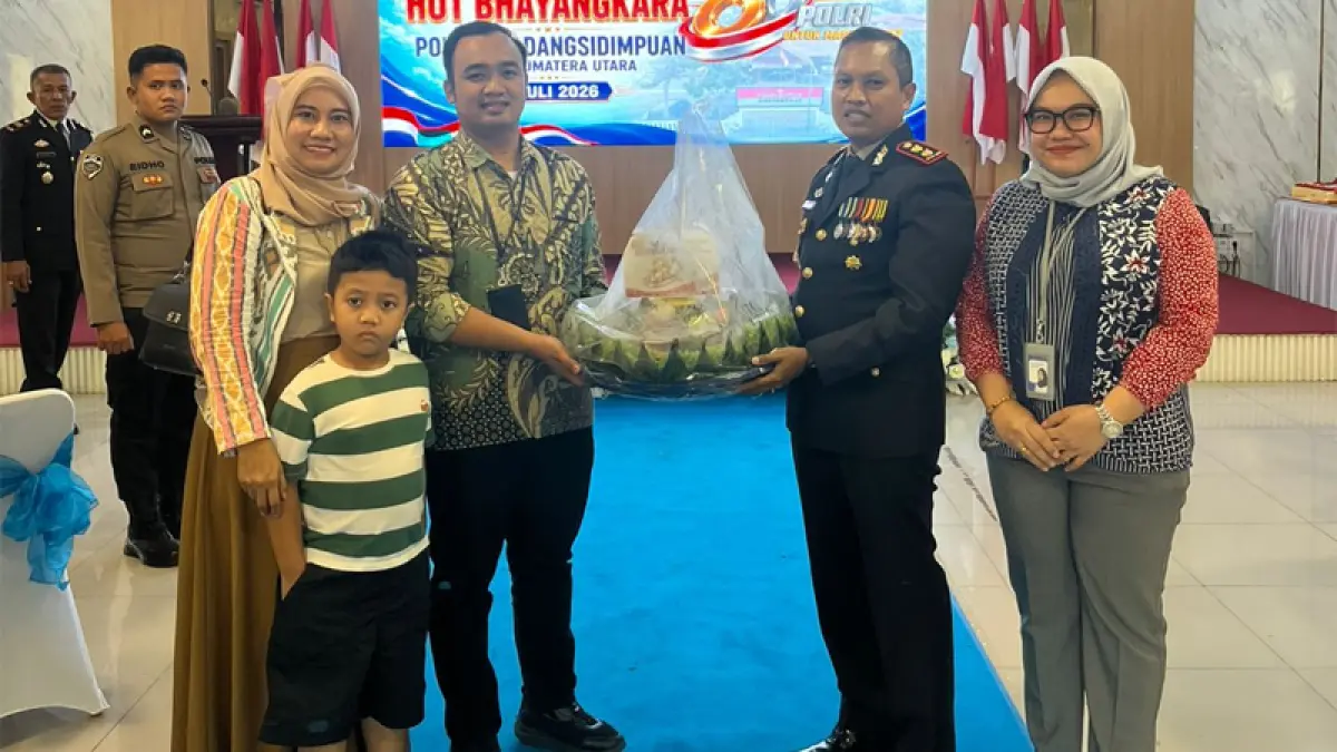 Kapolres AKBP Dr. Wira Prayatna, menerima ucapan HUT Bhayangkara ke-80 Tahun 2026 dari pimpinan dan manjemen BRI Padangsidimpuan di Markas Kepolisian Resor Padangsidimpuan, Rabu (1/6/2026)