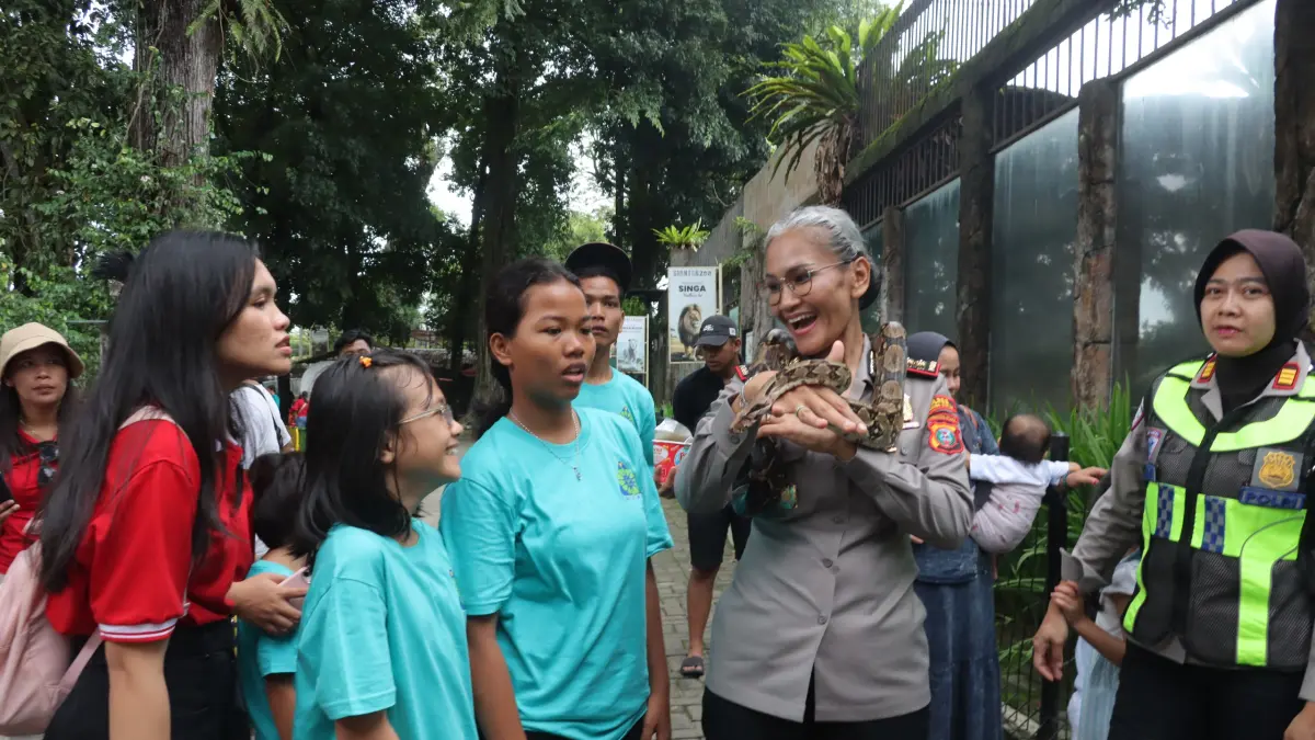 Kapolres Pematangsiantar AKBP Sah Udur Togi Marito Sitinjak bersama anak-anak Panti Asuhan Elim HKBP saat mengikuti wisata edukasi di Taman Hewan Pematangsiantar dalam rangka menyambut Hari Bhayangkara ke-80 Tahun 2026.