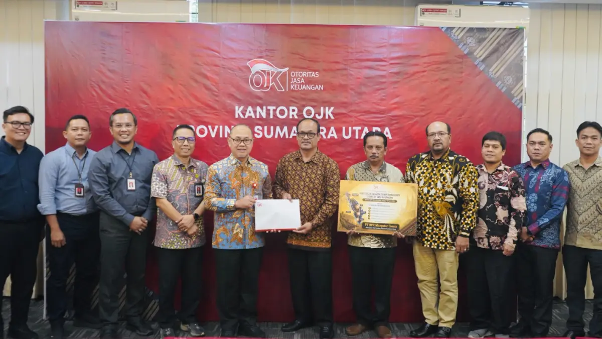  Kepala OJK Provinsi Sumatera Utara Triyoga Laksito menyerahkan Surat Keputusan persetujuan penggabungan lima BPR ke dalam PT BPR Mangatur Ganda di Kantor OJK Sumatera Utara, Medan. 