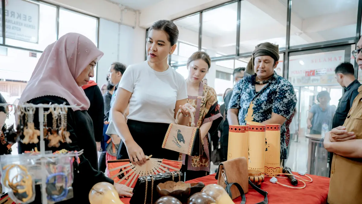 Ketua Dekranasda Provinsi Sumatera Utara Kahiyang Ayu Bobby Nasution didampingi Wakil Ketua Dekranasda Sumut Titiek Sugiharti Surya mengunjungi Galeri Dekranasda Kota Gunungsitoli di Pasar Gomo, Kecamatan Gunungsitoli, Selasa (23/6/2026).