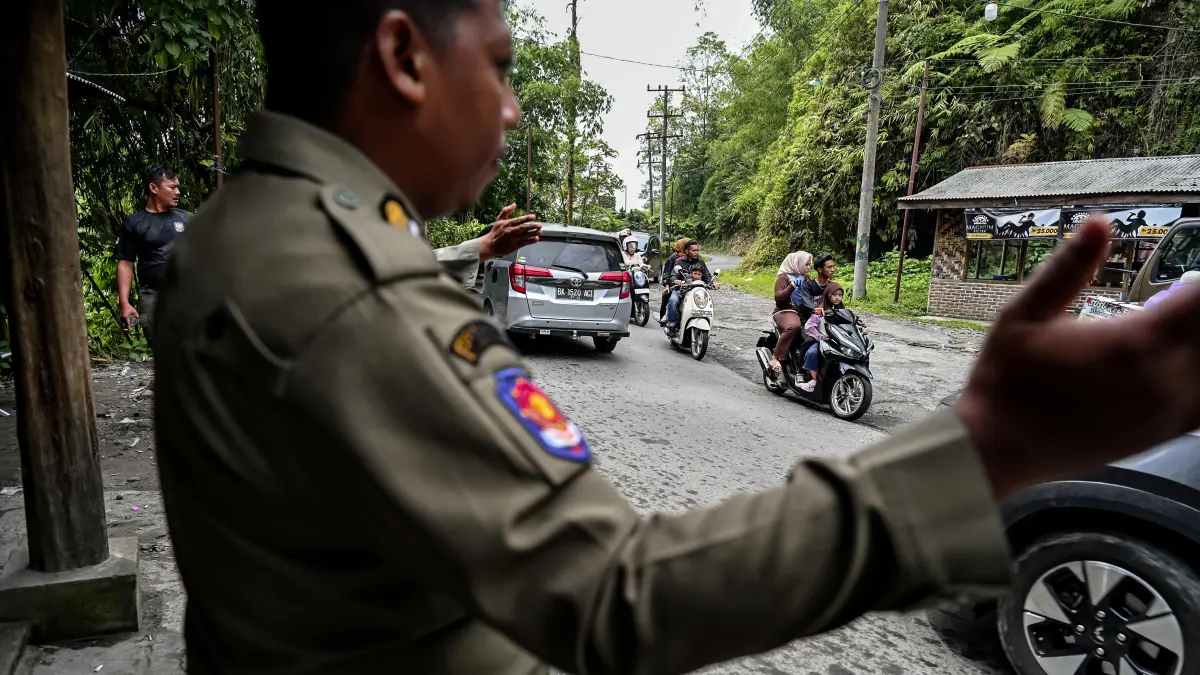  Personel Satpol PP Provinsi Sumatera Utara bersama Satpol PP Kabupaten Karo berjaga di sejumlah titik akses menuju kawasan Wisata Pemandian Air Panas Sidebuk-Debuk, Desa Doulu, Kabupaten Karo, Minggu (28/6/2026). 