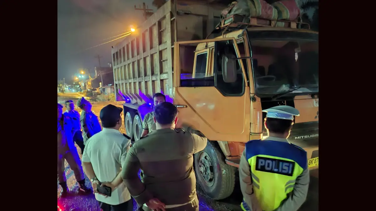 Petugas gabungan menggelar razia truk ODOL di ruas Jalan Lubukpakam–Tanah Abang dan Tanah Abang–Galang–batas Serdangbedagai guna mencegah kerusakan jalan yang sedang ditingkatkan. (Dok/DISKOMINFO SUMUT)
