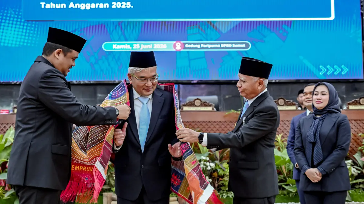  Gubernur Sumatera Utara Muhammad Bobby Afif Nasution bersama Wakil Gubernur Surya, Pj Sekdaprov Sumut Sulaiman Harahap, dan jajaran OPD menghadiri Rapat Paripurna Penyerahan Laporan Hasil Pemeriksaan (LHP) BPK RI atas LKPD Provinsi Sumut Tahun Anggaran 2025 di Gedung DPRD Sumut, Medan, Kamis (25/6/2026). 