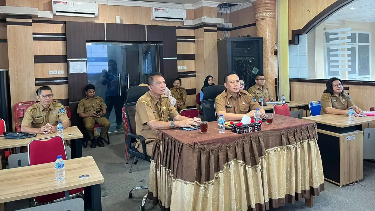  Sekda Sibolga Herman Suwito bersama jajaran Pemko Sibolga mengikuti Rakor Pengendalian Inflasi dan Sosialisasi Kesiapsiagaan Menghadapi Dampak Fenomena El Nino secara virtual di Ruang Command Center Kantor Wali Kota Sibolga. 