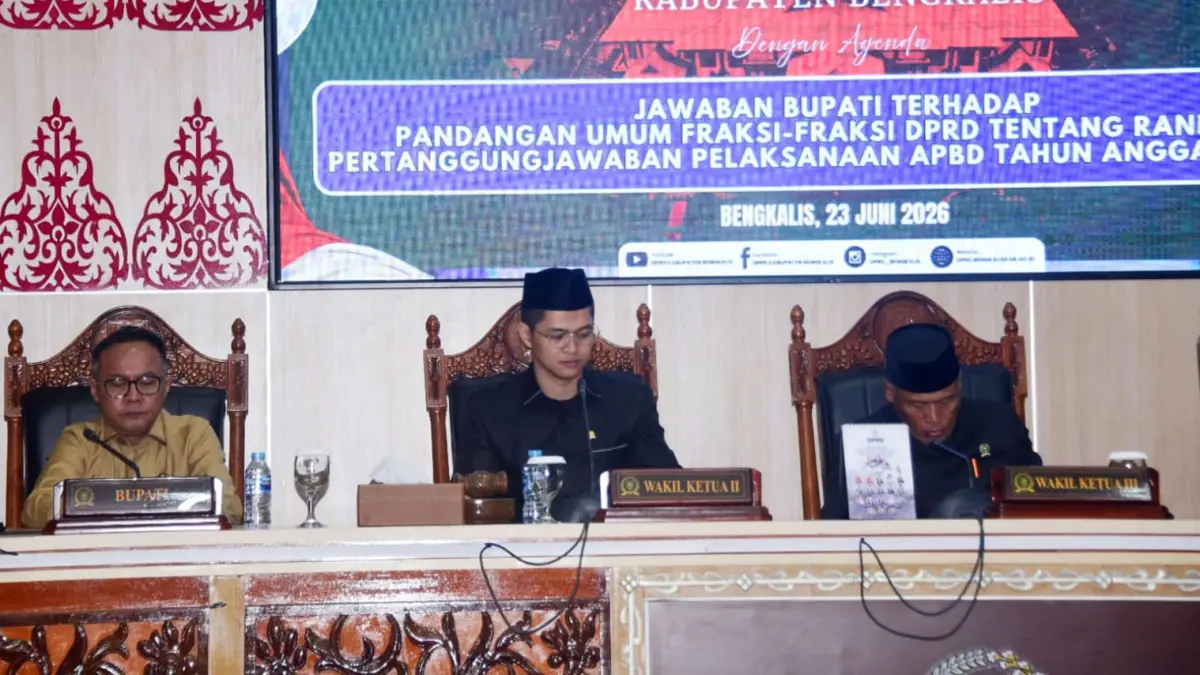 Sekretaris Daerah Bengkalis Ersan Saputra TH menyampaikan jawaban pemerintah terhadap pandangan umum tujuh fraksi DPRD dalam rapat paripurna DPRD Bengkalis.