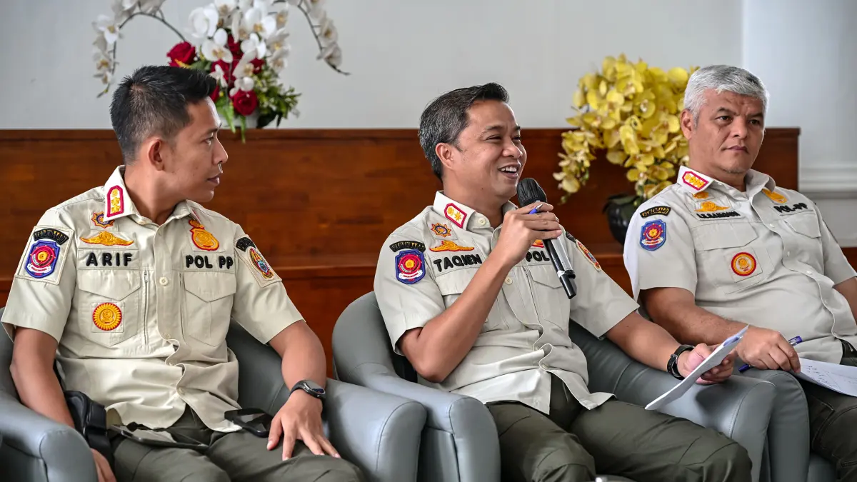  Kepala Satpol PP Sumatera Utara Muttqien Hasrimy menyampaikan paparan mengenai patroli gabungan pemberantasan narkoba pada temu pers yang digelar Dinas Komunikasi dan Informatika Sumut di Lobby Dekranasda Sumut, Kantor Gubernur Sumut, Medan, Rabu (24/6/2026). 