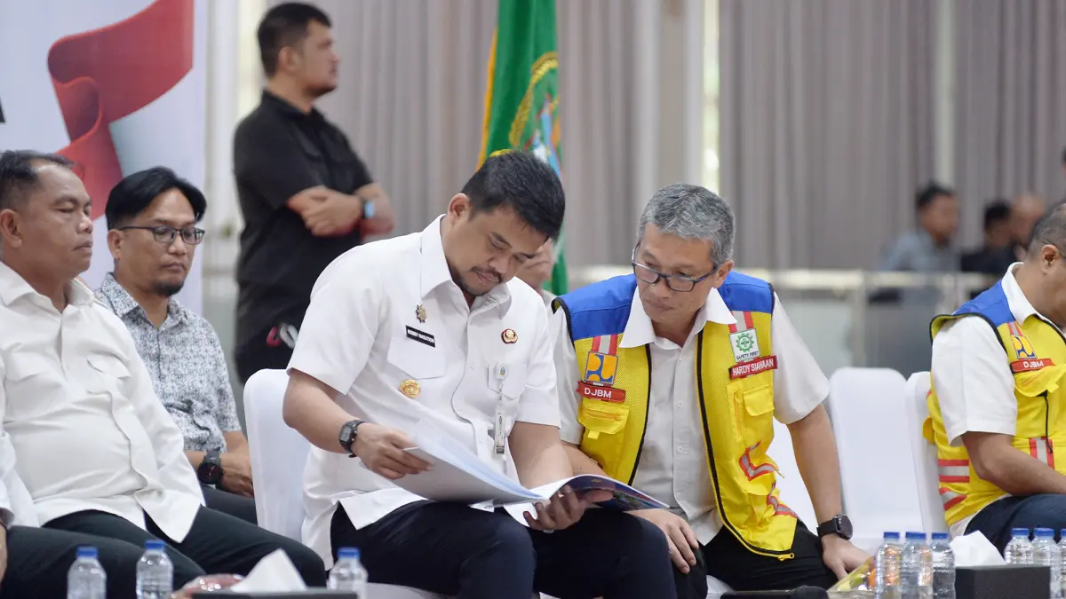 Gubernur Sumatera Utara Muhammad Bobby Afif Nasution mengikuti secara daring peresmian pembangunan 1.151 kilometer Jalan Inpres Daerah Tahun Anggaran 2025 oleh Presiden RI Prabowo Subianto dari Aula Tengku Rizal Nurdin, Rumah Dinas Gubernur Sumut, Jalan Jenderal Sudirman Nomor 41, Medan, Selasa (23/6/2026). 