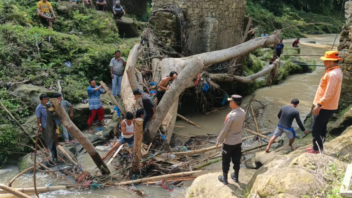  Tim gabungan bersama warga melakukan pencarian terhadap Mula Sirait yang diduga hanyut di Sungai Bah Tongguran, Kecamatan Tanah Jawa, Kabupaten Simalungun. 