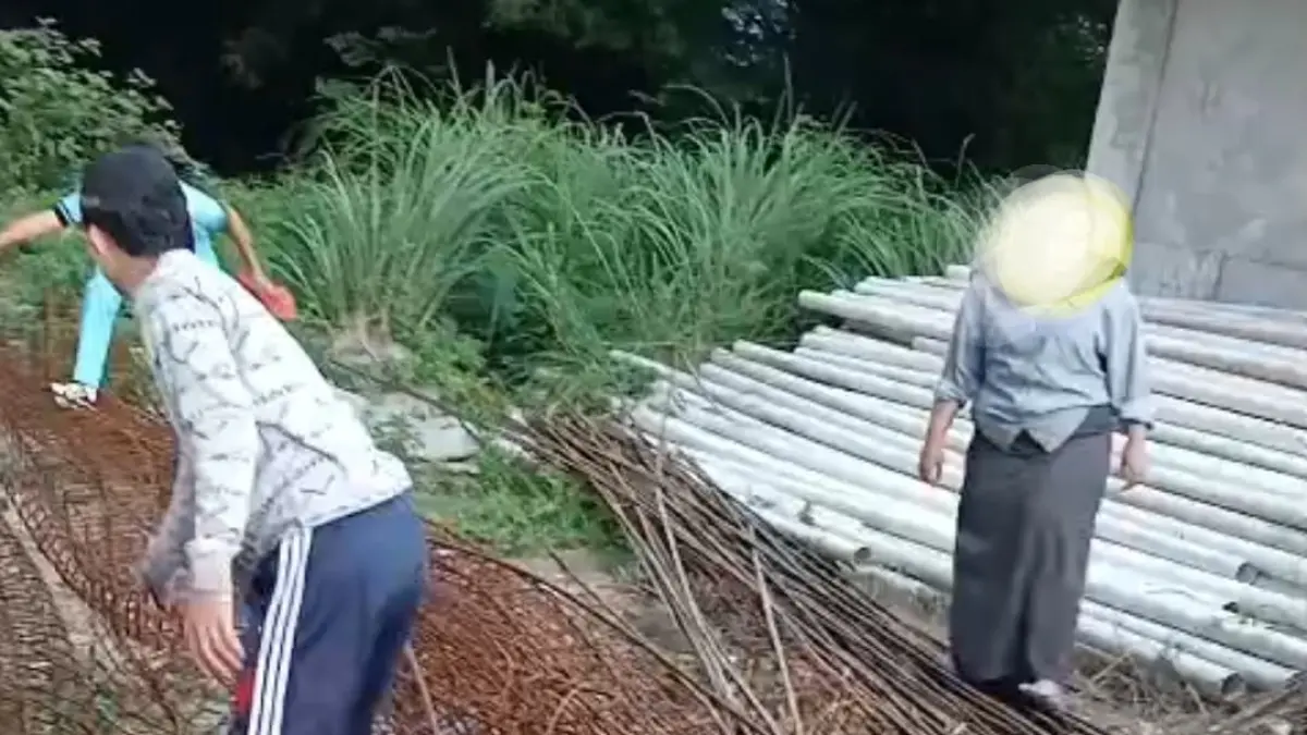 Tumpukan besi beton berkarat di lingkungan Kampus STIKES Nauli Husada Sibolga yang disebut sempat dipindahkan oleh sejumlah mahasiswi untuk penataan area menjelang akreditasi.