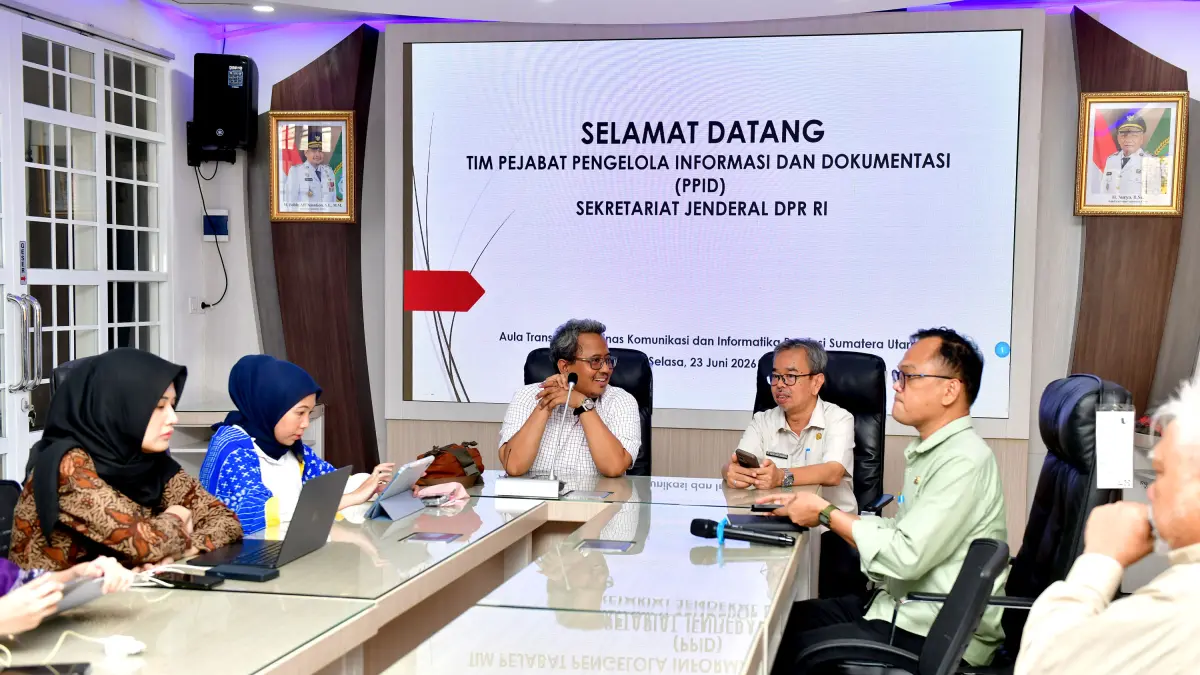 Sekretaris Dinas Komunikasi dan Informatika Provinsi Sumatera Utara Achmad Yazid Matondang didampingi Kepala Bidang Informasi dan Komunikasi Publik (IKP) Porman Mahulae menerima kunjungan Tim Pengelola PPID Sekretariat Jenderal DPR RI di Aula Transparansi, Kantor Dinas Kominfo Sumut, Jalan HM Said, Medan, Selasa (23/6/2026).