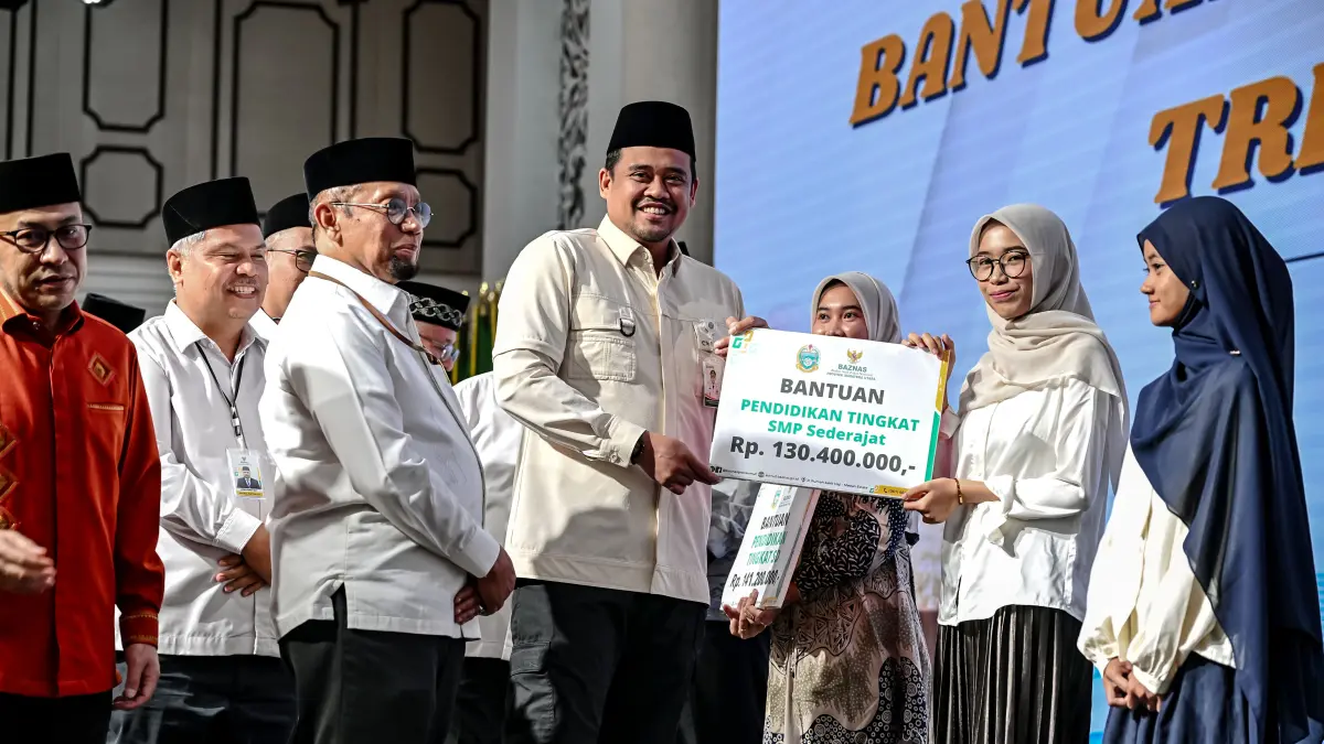Gubernur Sumut Muhammad Bobby Afif Nasution bersama Ketua BAZNAS Sumut Mohammad Hatta menyerahkan bantuan Zakat, Infak, dan Sedekah (ZIS) secara simbolis kepada penerima manfaat pada Pendistribusian Bantuan ZIS Triwulan II Tahun 2026 di Aula Raja Inal Siregar, Kantor Gubernur Sumut, Medan, Selasa (30/6/2026).