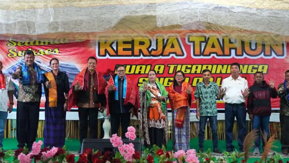 Wakil Bupati Karo Komando Tarigan bersama Sekda Gelora Kurnia Putra Ginting, Ketua DPRD Iriani br Tarigan, dan jajaran OPD menghadiri perayaan Kerja Tahun di empat desa di Kecamatan Tigabinanga, Sabtu (27/6/2026).
