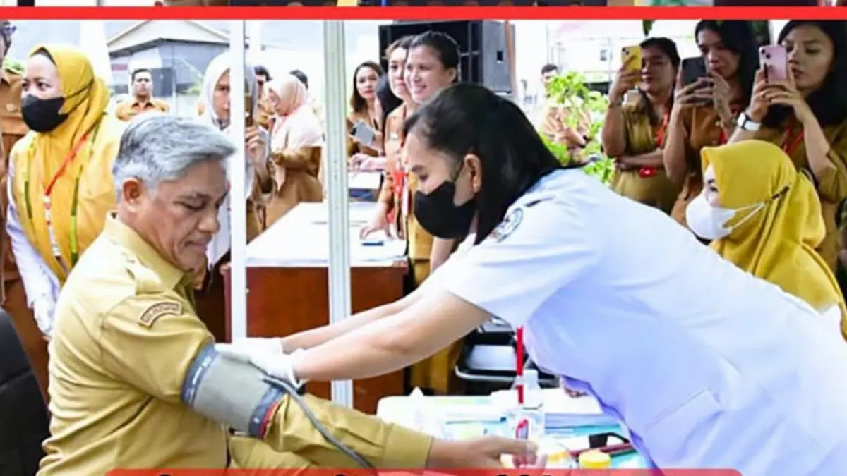 Wakil Bupati Tapanuli Tengah Mahmud Efendi mengikuti pemeriksaan kesehatan gratis usai membuka layanan Cek Kesehatan Gratis, skrining TB, PHBS, dan Posyandu ILP di Kantor Dinas Kesehatan Tapteng.