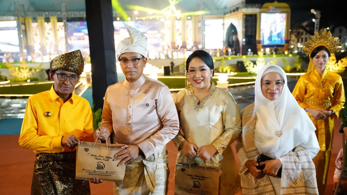 Wali Kota Medan Rico Tri Putra Bayu Waas bersama Ketua TP PKK Kota Medan Airin Rico Waas menyambut 98 wali kota dan wakil wali kota se-Indonesia pada Gala Dinner Rakernas APEKSI XVIII di Lapangan Merdeka Medan.