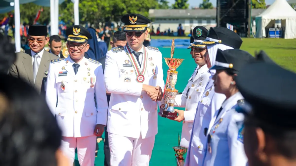 Wali Kota Medan Rico Tri Putra Bayu Waas bertindak sebagai inspektur upacara Hari Jadi Kota Medan ke-436 di Lapangan Batalyon Parako 463 Pasgat, Rabu (1/7/2026).