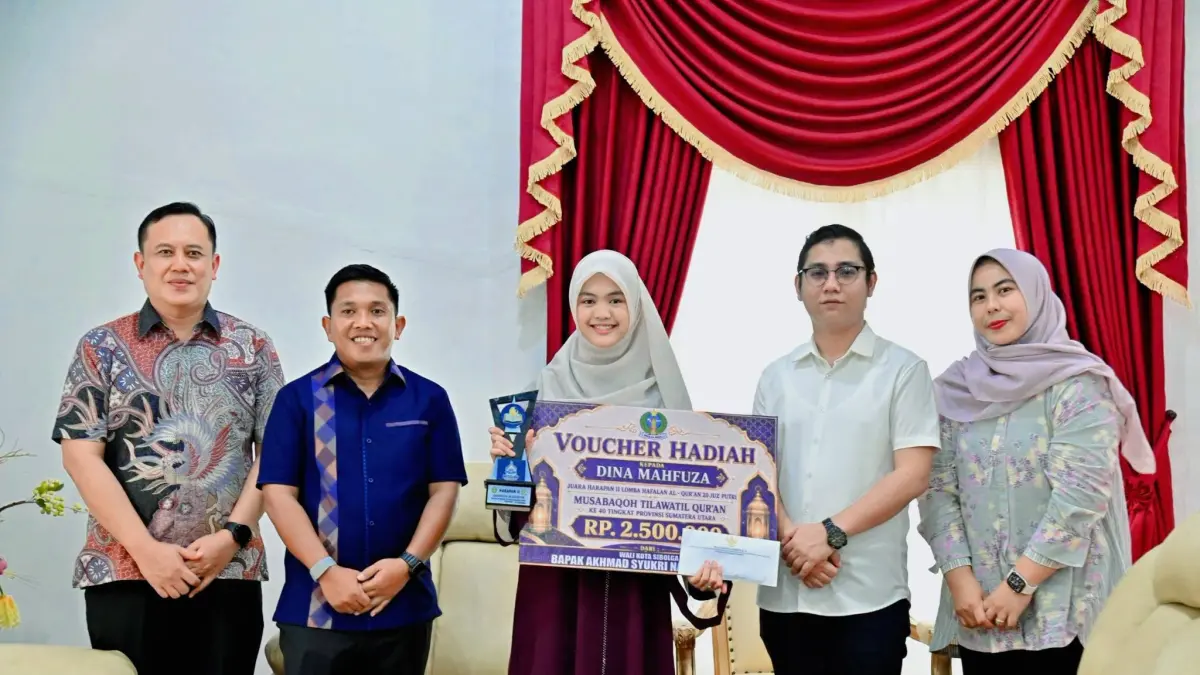  Wali Kota Sibolga Akhmad Syukri Nazry Penarik menyerahkan bonus dan hadiah umrah kepada para pemenang MTQ Tingkat Provinsi Sumatera Utara sebagai bentuk apresiasi atas prestasi yang diraih. 