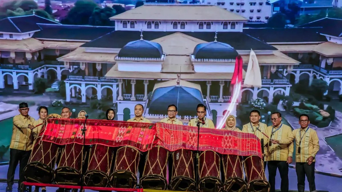 Wakil Menteri Dalam Negeri Bima Arya Sugiarto didampingi Wali Kota Medan Rico Tri Putra Bayu Waas, Gubernur Sumut Bobby Nasution, Ketua Dewan Pengurus APEKSI Eri Cahyadi dan jajaran pengurus membuka Rakernas XVIII APEKSI dengan penabuhan Gordang Sambilan di Grand City Hall Medan, Rabu (1/7/2026).