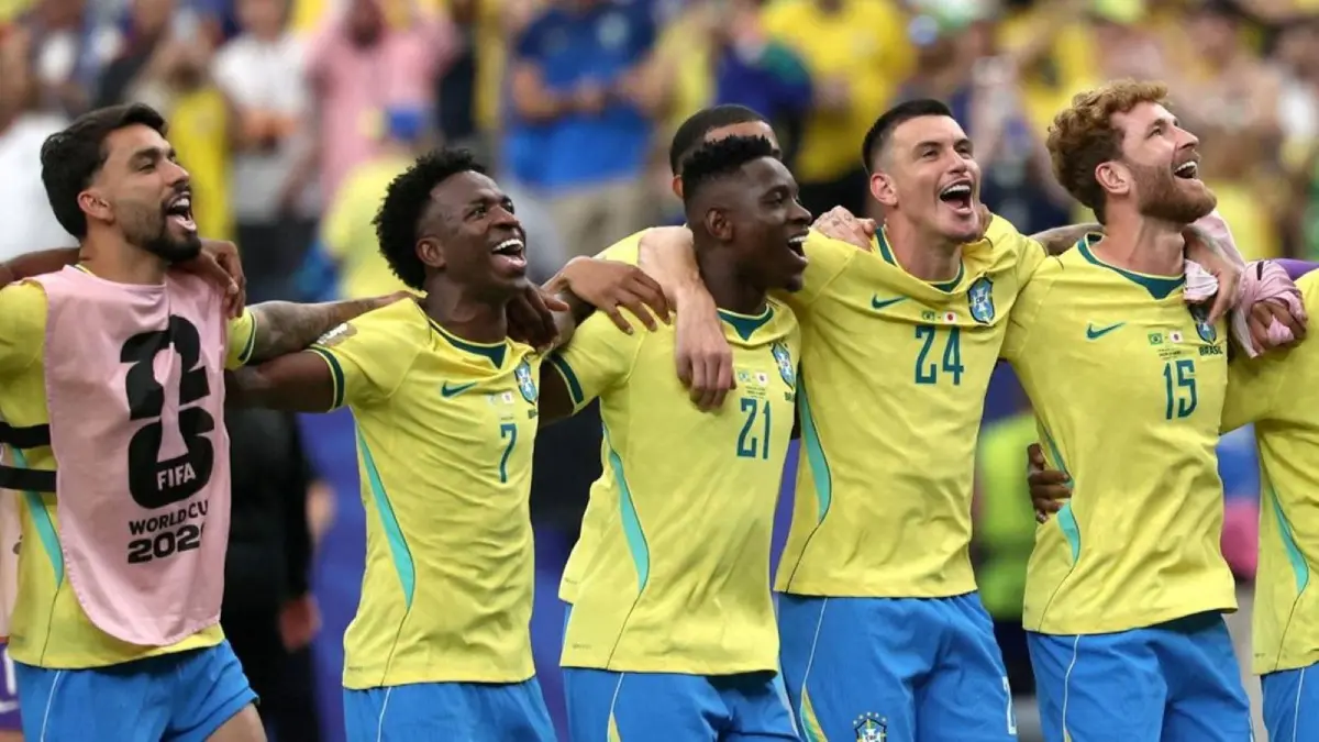 Brasil merayakan kemenangan dramatis 2-1 atas Jepang pada babak 32 besar Piala Dunia 2026. Zlatan Ibrahimovic menilai performa Tim Samba masih belum meyakinkan.