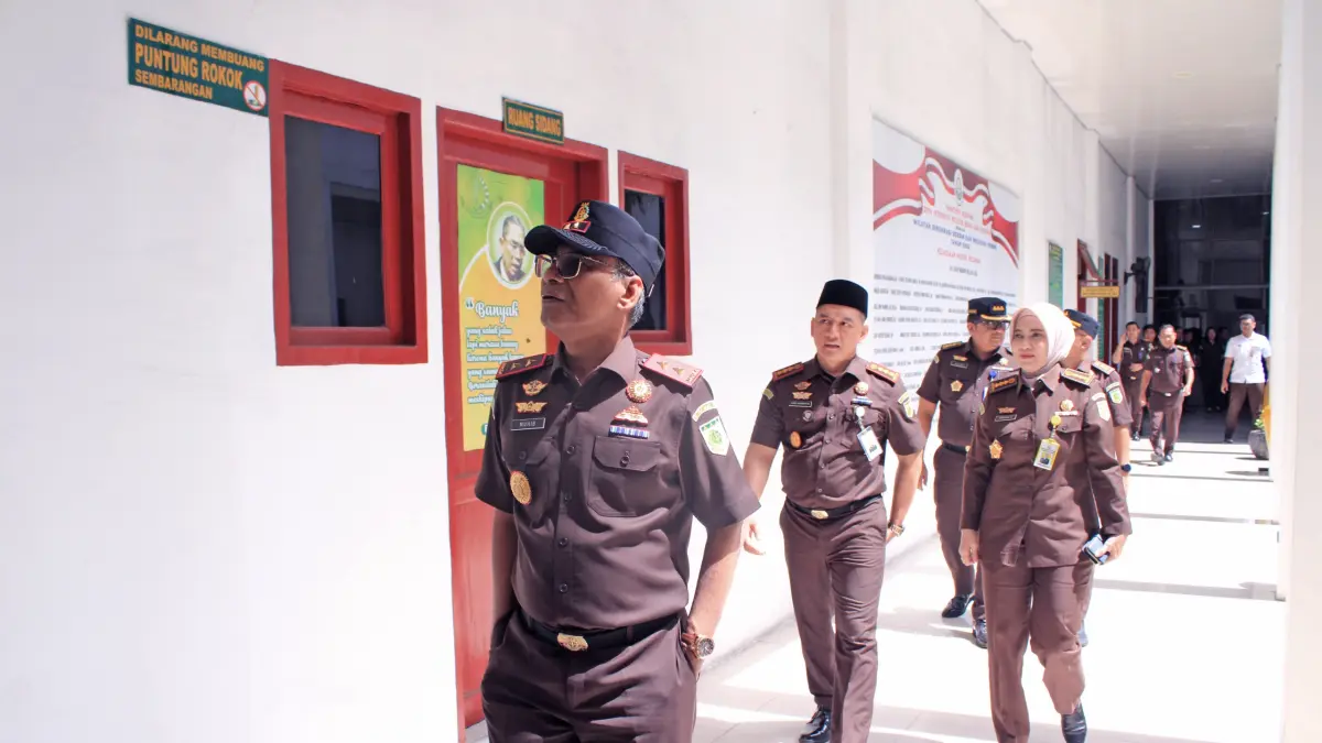 Kajatisu Muhibuddin melakukan inspeksi mendadak ke Kejaksaan Negeri Kejari Belawan.
