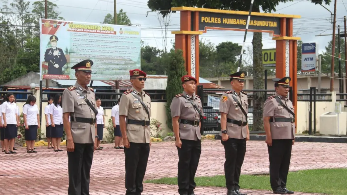 Kasat Narkoba Polres Humbahas Iptu Frins Evanezer D. Sigiro bersama dua perwira lainnya mengikuti serah terima jabatan di Polres Humbahas.