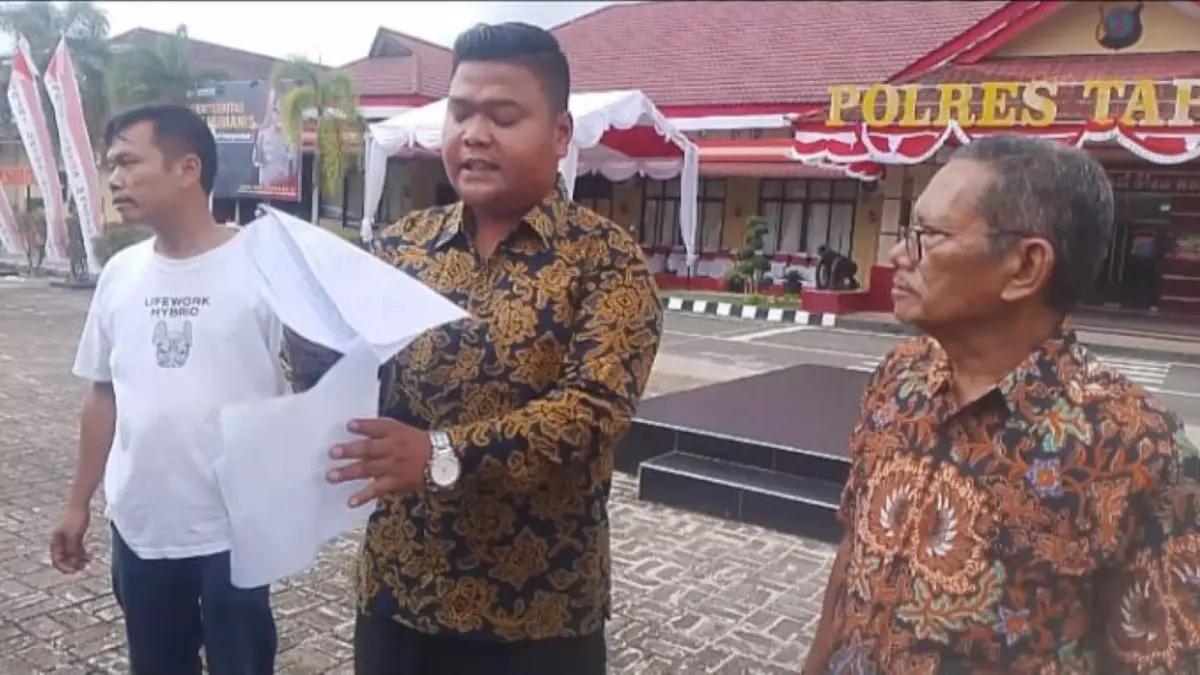Kuasa hukum Sahat Sihombing, Erwin Pangihutan Situmeang SH MH, memberikan keterangan kepada wartawan usai mendatangi Mapolres Tapanuli Tengah untuk mempertanyakan perkembangan laporan dugaan pengrusakan plang milik kliennya, Selasa (30/6/2026).