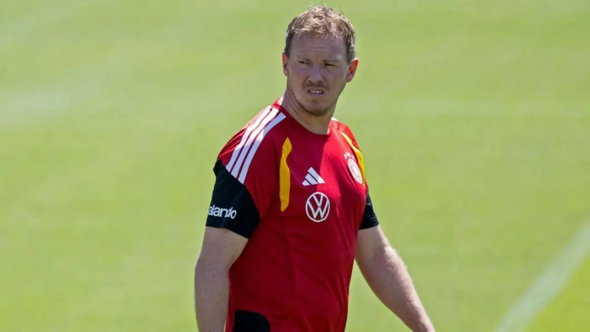 Pelatih Timnas Jerman Julian Nagelsmann memberikan instruksi kepada para pemain saat menghadapi Paraguay pada babak 32 besar Piala Dunia 2026.