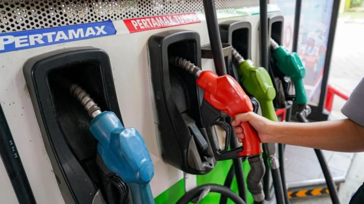 Petugas mengisi BBM di SPBU Pertamina. Mulai 1 Juli 2026, harga sejumlah BBM nonsubsidi resmi mengalami penurunan.