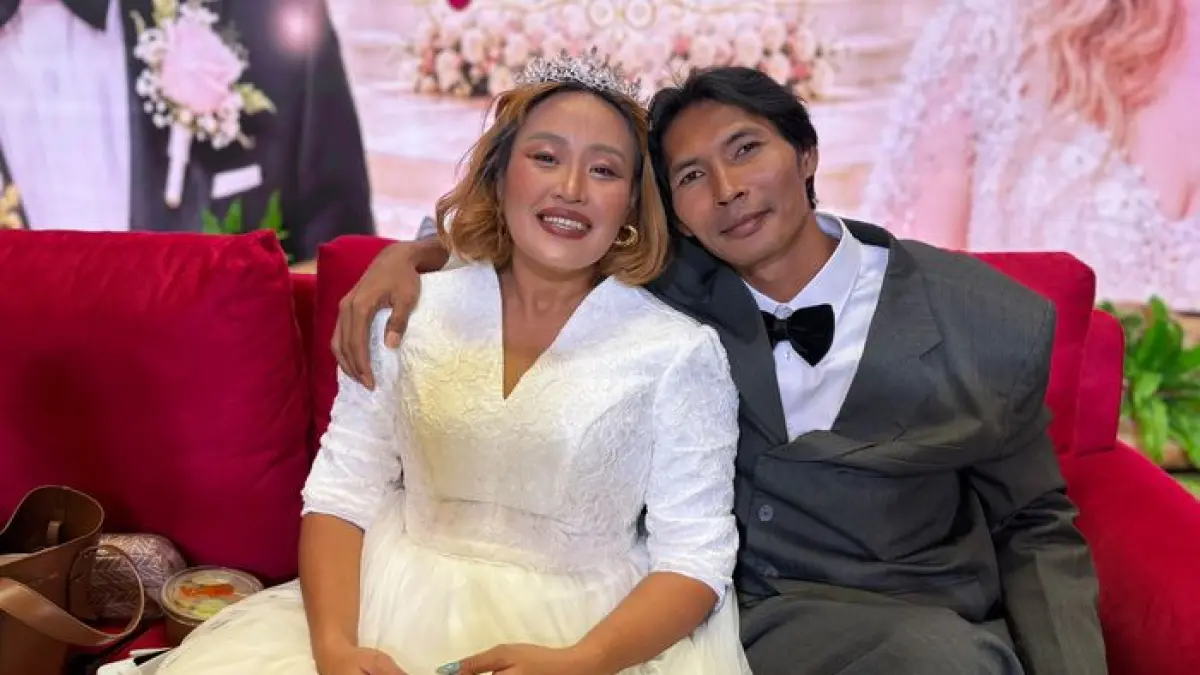 Pinkan Mambo dan Arya Khan tampil dengan busana pengantin saat menggelar pertunjukan bertema resepsi pernikahan di Tangcity Mall, Tangerang.