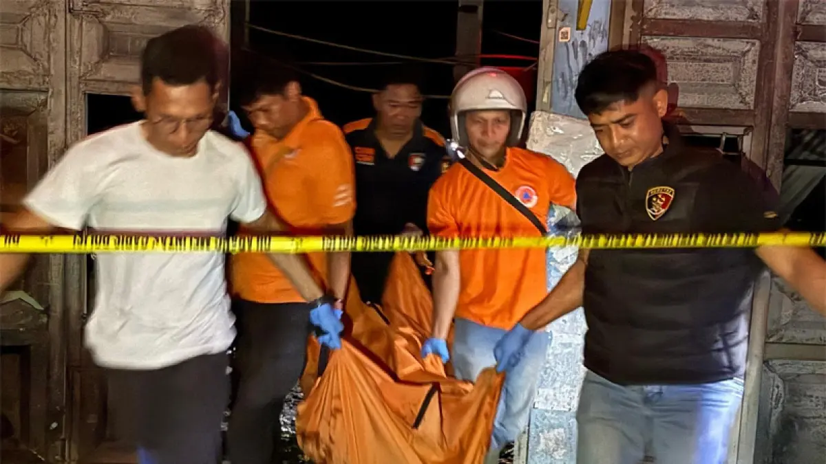 Tim Inafis Polres Batu Bara bersama personel Polsek Lima Puluh mengevakuasi korban dari lokasi kebakaran di Dusun VI, Desa Simpang Gambus, Kecamatan Lima Puluh.