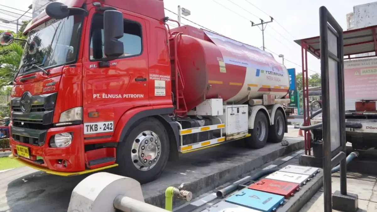 Truk tangki Pertamina melakukan pengisian biosolar ke salah satu SPBU di Kota Sibolga sebagai upaya menjaga pasokan di tengah tingginya antrean kendaraan untuk mendapatkan BBM subsidi.