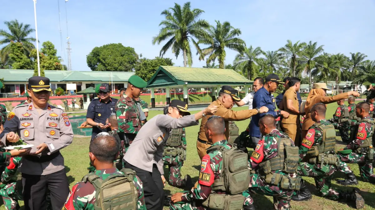 Wakil Wali Kota Pematangsiantar Herlina bersama Danyonif 122/Tombak Sakti Letkol Inf Jati Yuli Ardiputra melepas keberangkatan Satgas Pengamanan Perbatasan RI–Papua Nugini Tahun Anggaran 2026.