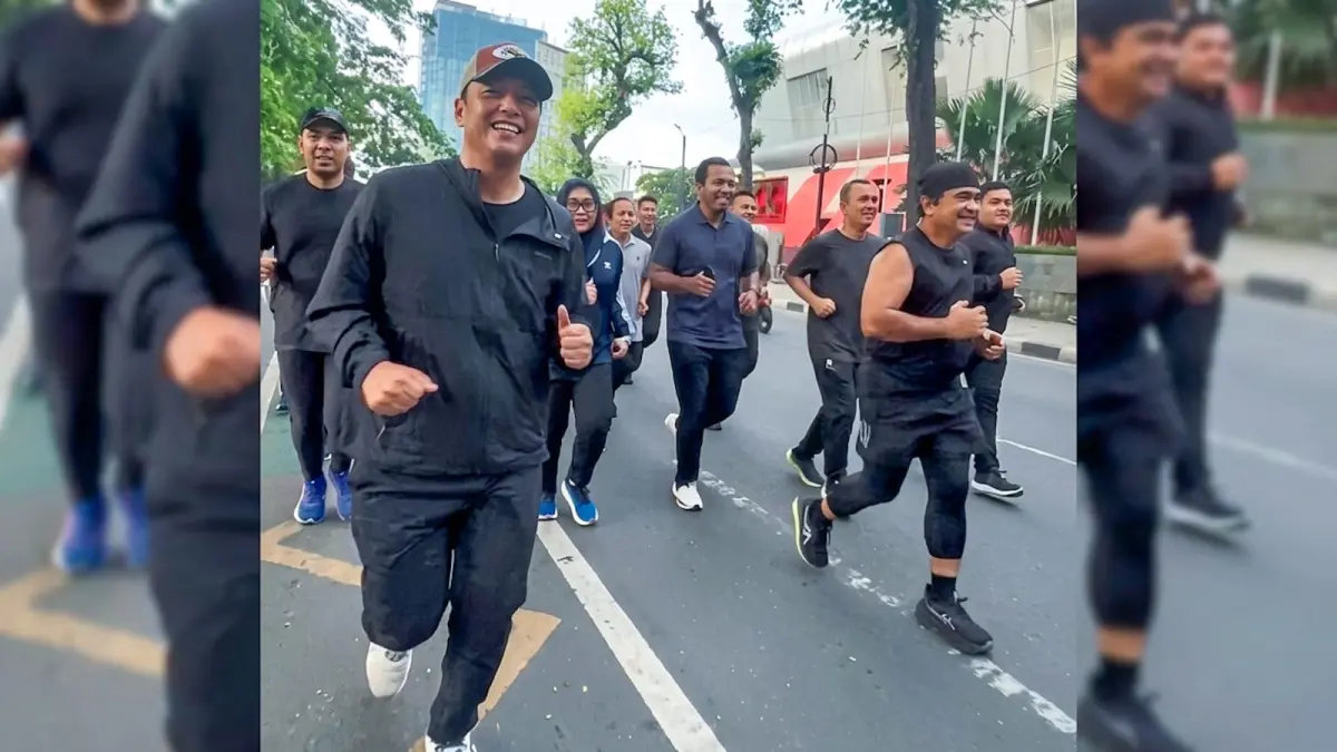  Wali Kota Medan Rico Tri Putra Bayu Waas berbaur dengan warga saat mengikuti senam bersama pada kegiatan Car Free Day (CFD) di Lapangan Merdeka Medan, Minggu (21/6/2026). 