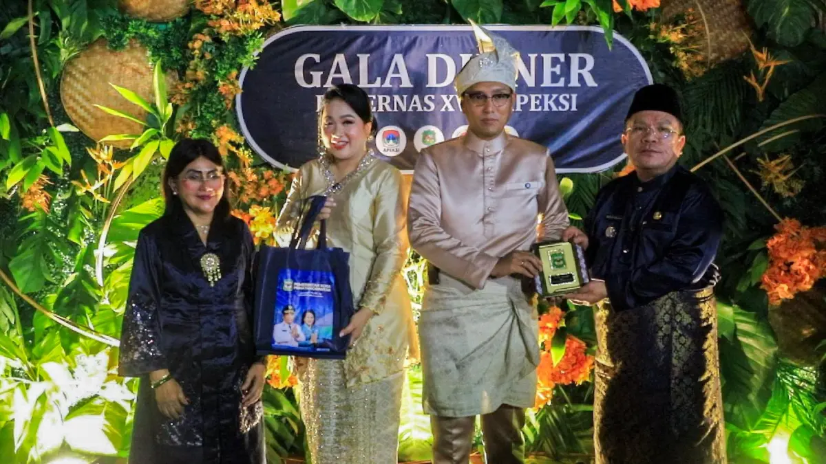 Wali Kota Pematangsiantar Wesly Silalahi bertukar cenderamata dengan Wali Kota Medan Rico Tri Putra Bayu Waas pada Gala Dinner Rakernas APEKSI XVIII di Medan.