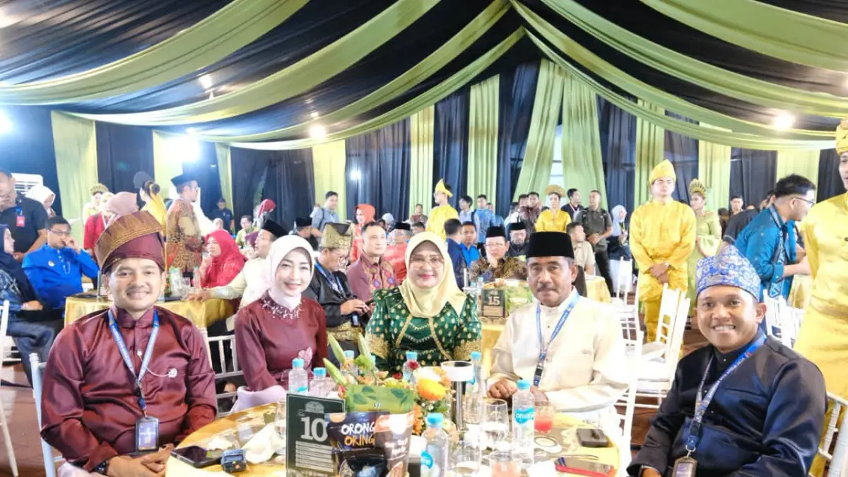Wali Kota Sibolga Akhmad Syukri Nazry Penarik bersama Sekda Herman Suwito menghadiri pembukaan Rakernas APEKSI XVIII di Kota Medan.