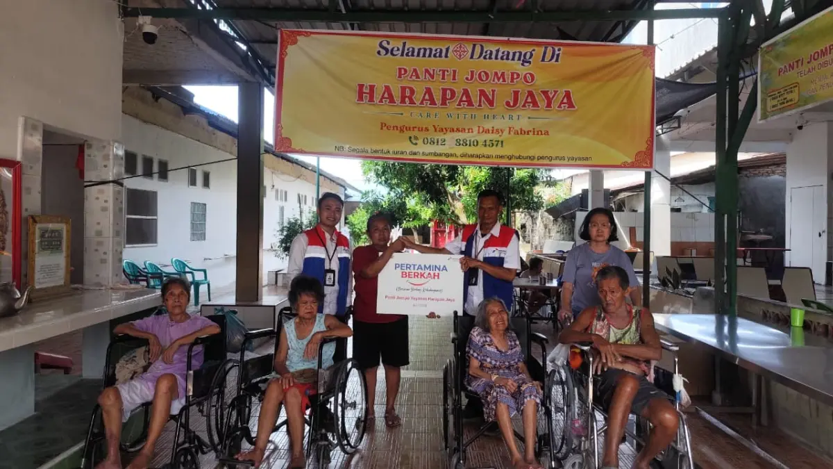 General Manager PGN SOR I Sumatra, Andi Sangga Prasetia, menyerahkan bantuan secara simbolis kepada perwakilan yayasan sosial dalam Program Jumat Berbagi Berkah SHG.