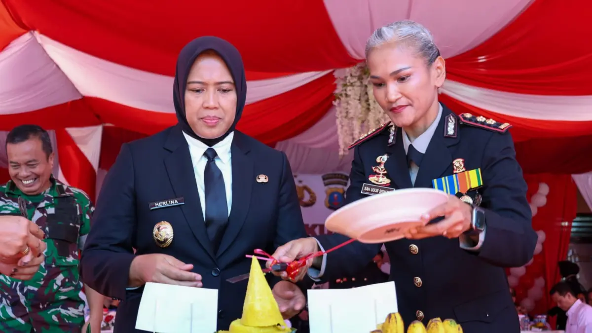  Kapolres Pematangsiantar AKBP Sah Udur Togi Marito Sitinjak memotong nasi tumpeng pada syukuran Hari Bhayangkara ke-80 sebagai simbol rasa syukur atas pengabdian Polri kepada masyarakat. 