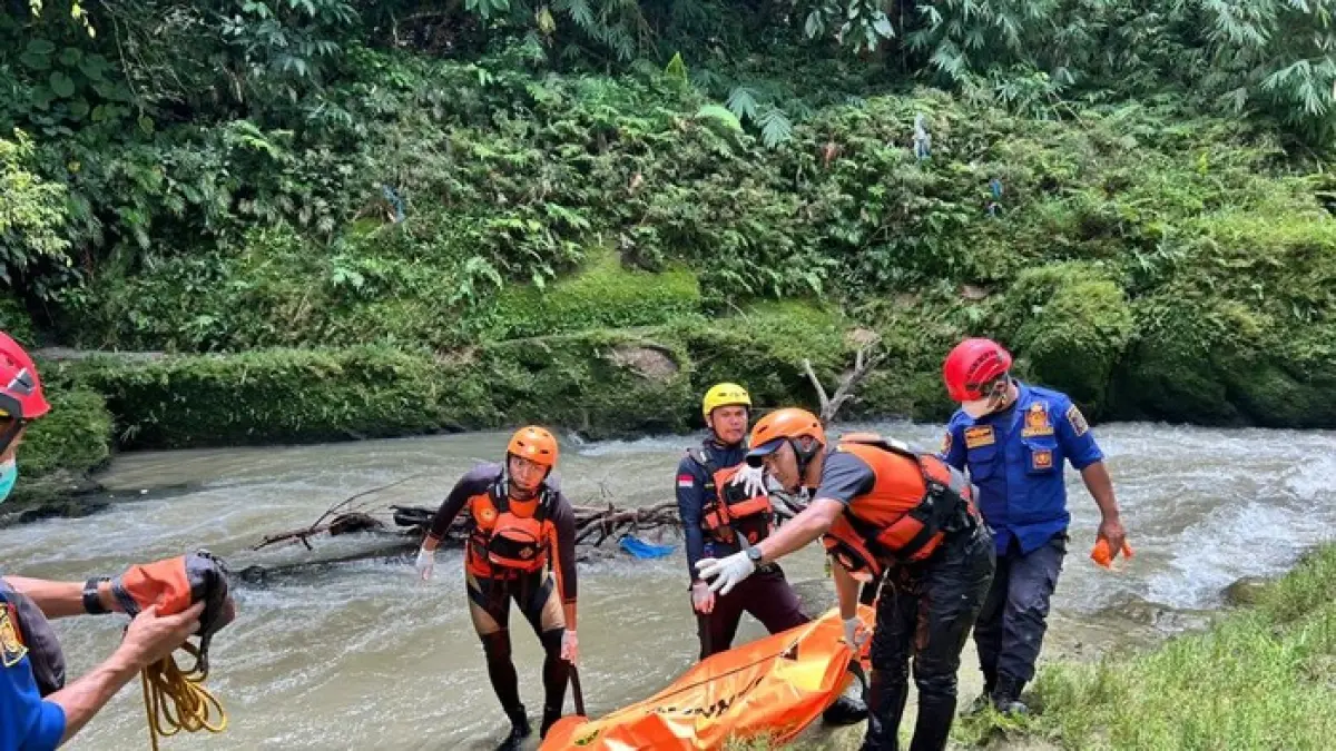 Tim SAR gabungan mengevakuasi jasad Mula Sirait yang ditemukan meninggal dunia di aliran Sungai Bah Tongguran, Kabupaten Simalungun, setelah dua hari pencarian.