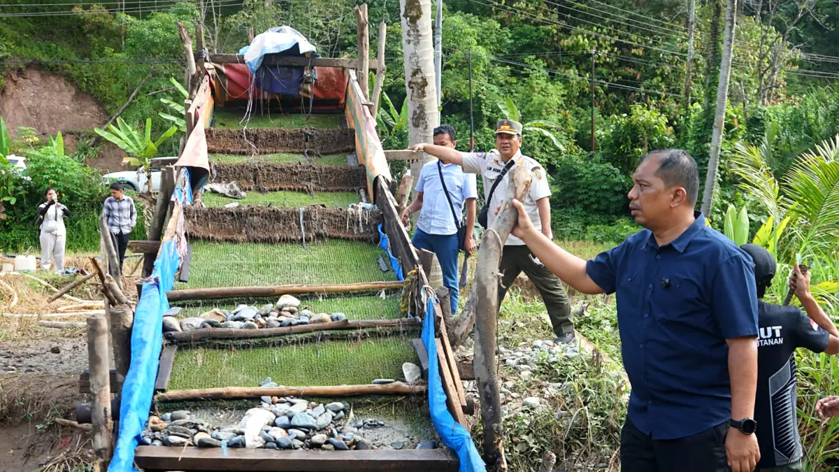 Tim Terpadu Pemprov Sumatera Utara kembali melakukan operasi penertiban Pertambangan Emas Tanpa Izin (PETI) di kawasan Sungai Batang Gadis, Kabupaten Mandailing Natal. Operasi ini merupakan tindak lanjut arahan Gubernur Bobby Nasution untuk memberantas tambang ilegal dan menyelamatkan lingkungan dari kerusakan. (Dok. Dinas Kominfo Sumut).