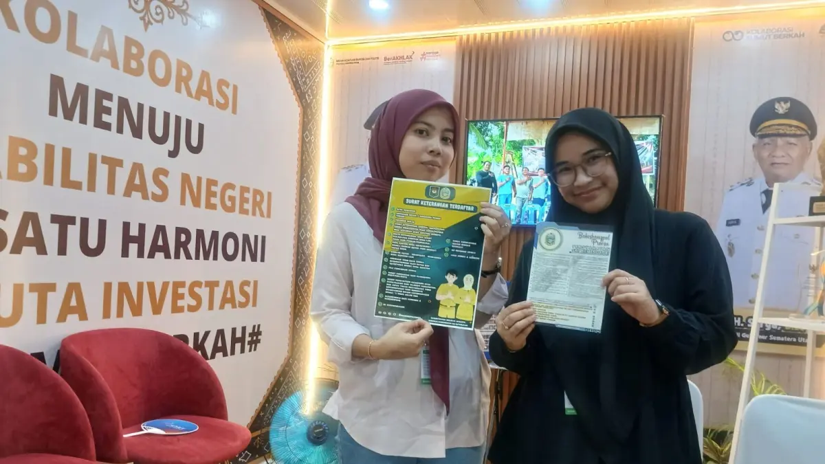 Petugas Stan Badan Kesatuan Bangsa dan Politik (Kesbangpol) Provinsi Sumatera Utara melayani pengunjung di arena Pekan Raya Sumatera Utara (PRSU) ke-50, Medan, Sabtu (4/7/2026). Selain edukasi kebangsaan, pengunjung juga diajak berpartisipasi dalam Survei Indeks Harmoni Indonesia (IHaI) 2026.
