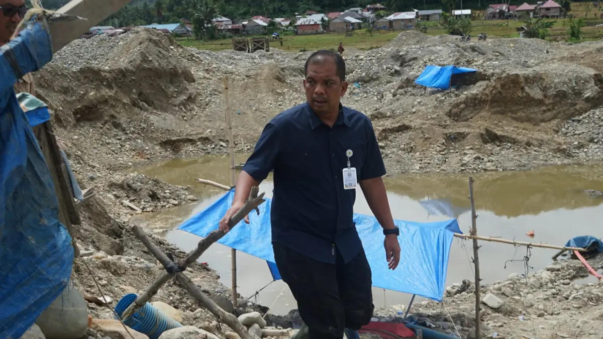 Tim Terpadu Pemprov Sumatera Utara melakukan operasi penertiban Pertambangan Emas Tanpa Izin (PETI) di Kecamatan Kotanopan, Kabupaten Mandailing Natal, Kamis (2/7/2026). Dalam operasi tersebut, petugas menghentikan aktivitas tambang ilegal dan mengamankan satu unit ekskavator beserta sejumlah barang bukti lainnya. (Dok. Dinas Kominfo Sumut).